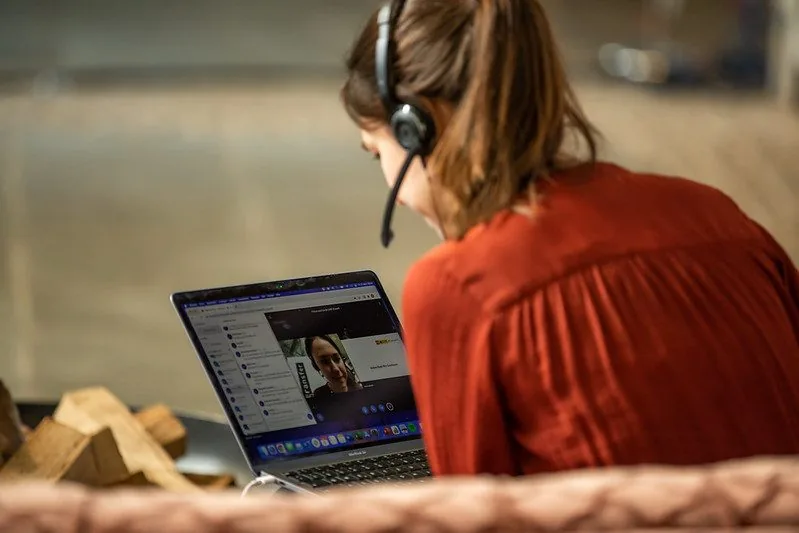 Teilnehmerin mit Headset in einem Online-Grundlagenkurs